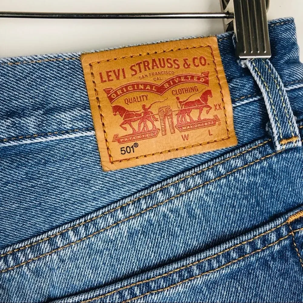 Levi’s blue 501 button fly medium wash cuffed raw hem denim jean shorts 27 - Picture 9 of 9
